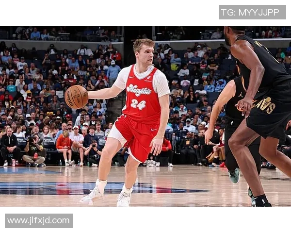 被逼急了这是😂！NCAA球员尝试用鞋抢断👟