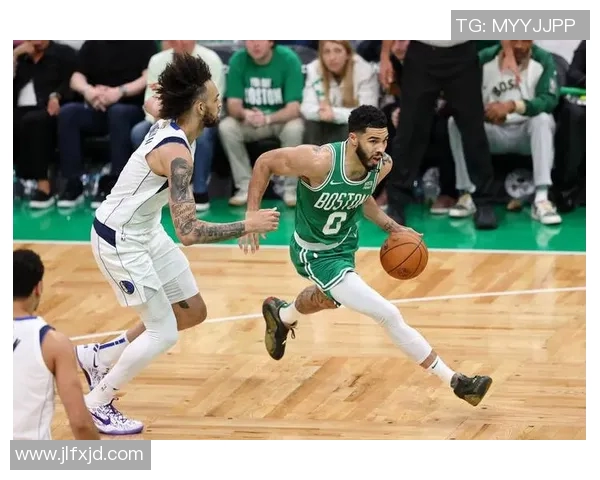 莱夫利飞跃扣篮未果，戏剧性失手引惋惜